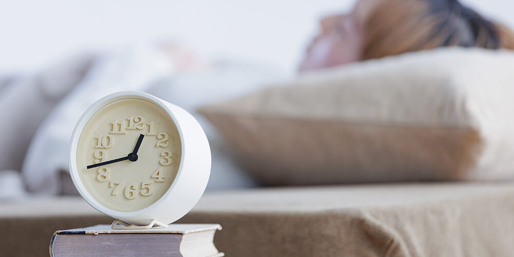 日中の眠気には、15分ほどの昼寝が効果的です。