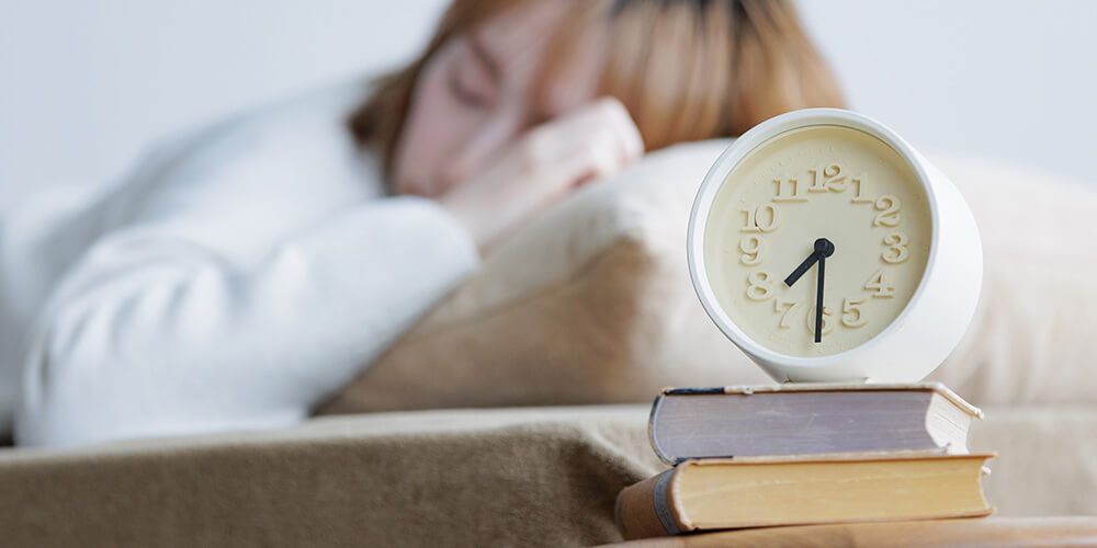 日本人の平均睡眠時間は一般的に6〜8時間とされていますが、寝すぎの時間の目安は9時間以上です。