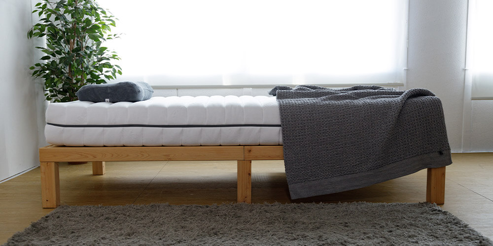 SOMRESTAマットレスEvoはボリュームたっぷりな片面400g/㎡の表面ふかふかの寝心地で、ベッドの上でも床・畳でも1枚で快適に使える