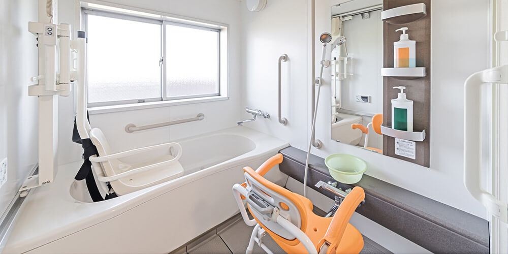 家庭用の入浴設備が広く普及した現代では、高齢者や身体の不自由な人に向けた介護保険適用の訪問入浴サービスが提供されている