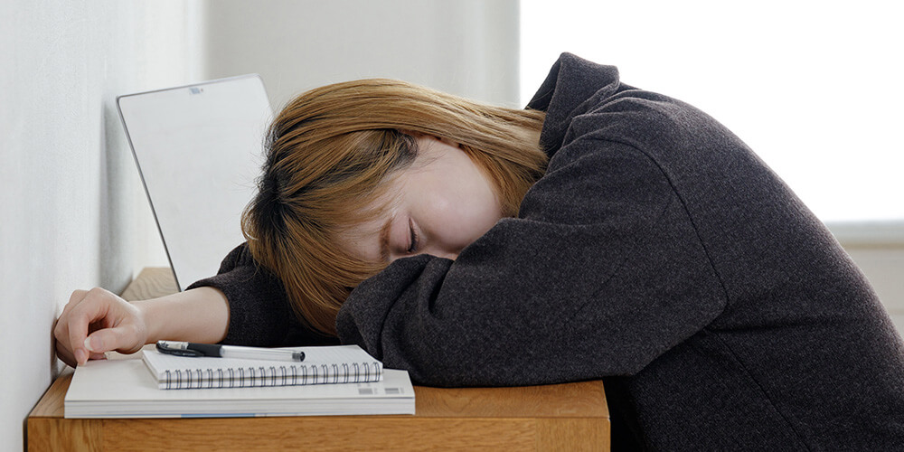 日中に眠気が生じたり、だるさが残ったりすることで、仕事や勉強のパフォーマンスが低下するおそれもあります。