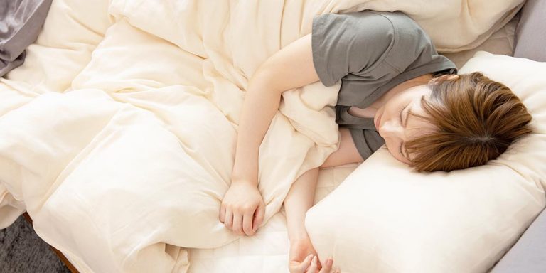 横向き寝のメリット・デメリット｜快適に眠るポイントと寝具の選び方を紹介 - VENUSBED LIBRARY