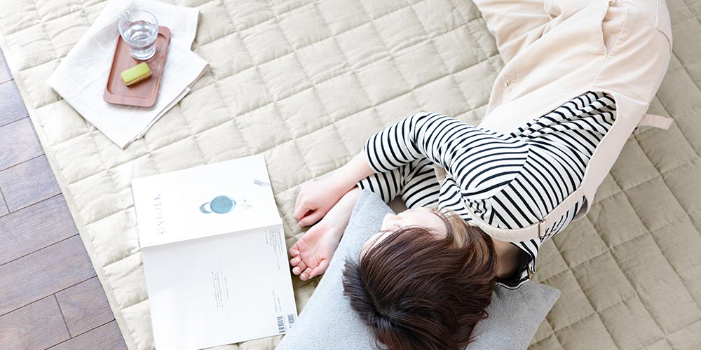 「うたた寝」の意味って?居眠りや仮眠・昼寝との違いやうたた寝しないための対策も解説 | VENUSBED LIBRARY