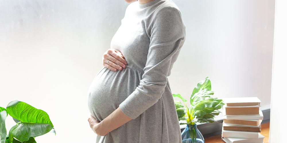 妊娠中は胎児を育てるエネルギーが必要なため、全期間を通して眠気が生じ、身体のだるさを引き起こします