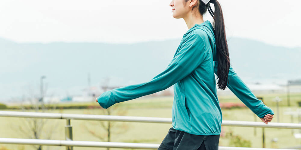 ウォーキングする女性