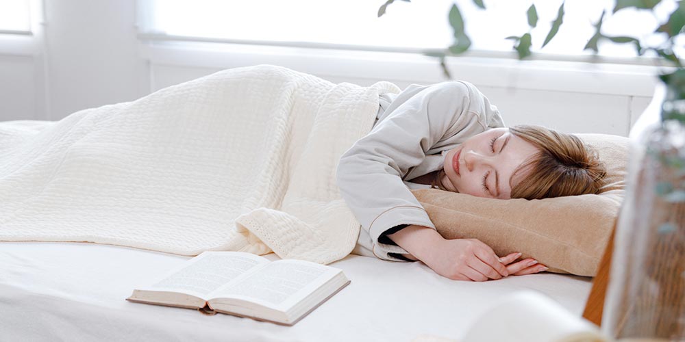 横向き寝では、頭から背骨までがまっすぐになっているのが理想的な寝姿勢といわれています